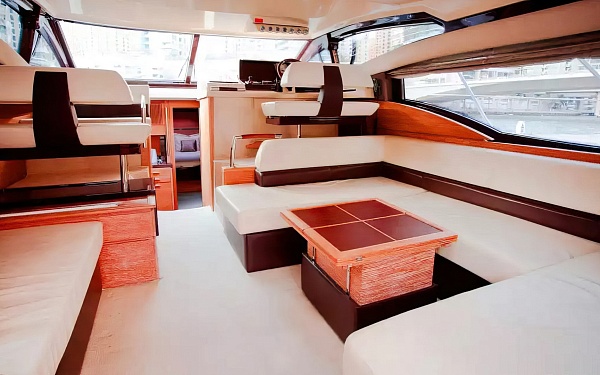 Аренда моторной яхты Azimut 48 в Дубай - салон